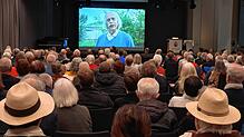Vernissage zur Ausstellung &bdquo;Das trojanische Pferd&ldquo;. Künstler Peter Lenk spricht im gleichnamigen Film zum Publikum.