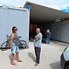 Zoya Tkatch und Gennadij Metaki vor ihrer derzeitigen Unterkunft, der Leichtbauhalle im Industriegebiet in Konstanz. &bdquo;Das Leben ...