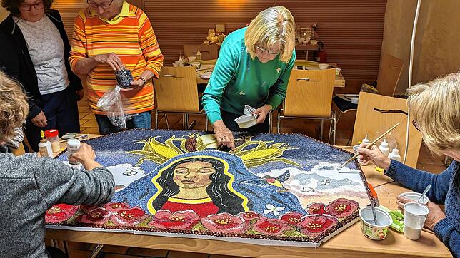 Als Inspiration für das Mosaik dient eine Abbildung der Jungfrau von Guadalupe (von links): Melanie Wambach, Daniela Linder, Gisela ...