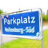 Verschwommener Blick auf das Schild des Autobahnparkplatzes Nellenburg Süd. Dieser Autobahnparkplatz war nur eine der Stationen einer ...