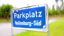Verschwommener Blick auf das Schild des Autobahnparkplatzes Nellenburg Süd. Dieser Autobahnparkplatz war nur eine der Stationen einer ...