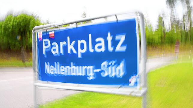 Verschwommener Blick auf das Schild des Autobahnparkplatzes Nellenburg Süd. Dieser Autobahnparkplatz war nur eine der Stationen einer ...