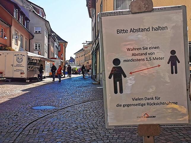 Markdorfer Wochenmarkt: In Corona-Zeiten sind die Stände der Anbieter in der Marktstraße deutlicher weiter auseinander aufgestellt. Auch ...
