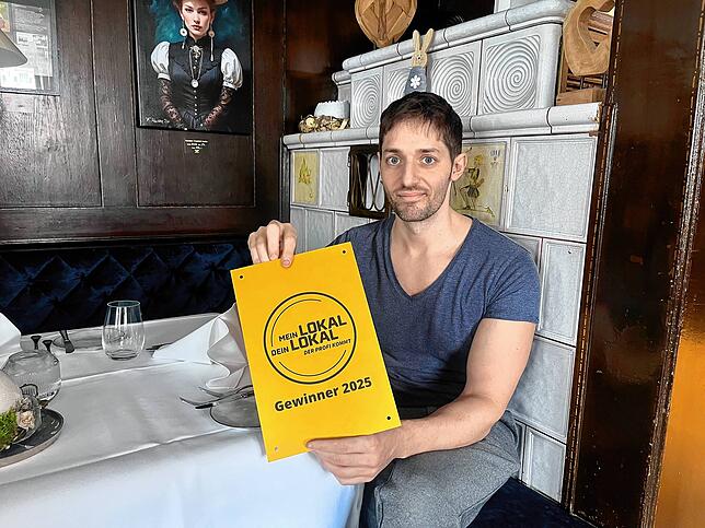 So sehen Sieger aus! Marco Garofalo mit dem Pokal der TV-Sendung „Mein Lokal, Dein Lokal“.