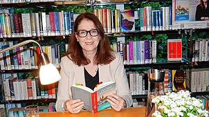 Claudia Bardelang stellte in der Mediathek ihren neuesten Kriminalroman vor, der in Basel spielt. Foto: Michael Gottstein