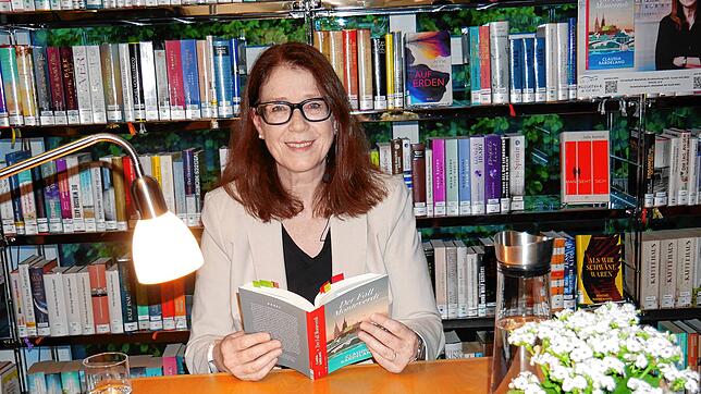 Claudia Bardelang stellte in der Mediathek ihren neuesten Kriminalroman vor, der in Basel spielt. Foto: Michael Gottstein