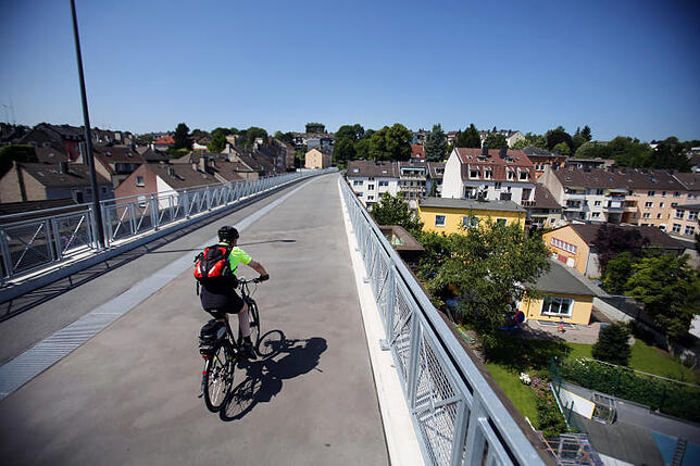 Ein Radfahrer in Wuppertal auf der Nordbahntrasse.