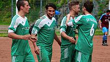 Absteiger SV Nußbach verpasste gegen Peterzell nur knapp einen Heimsieg. Hier gratulieren Marcel Hettich (links), Stefan Loeck und ...