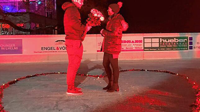 Dennis Sutera machte seiner Freundin Jessica Lombardo auf der Überlinger Eisbahn einen Heiratsantrag.
