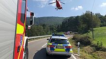 Der Rettungshubschrauber fliegt ein, um den zwischen Wehr und Bergalingen schwer verletzten Motorradfahrer in ein Krankenhaus zu bringen.