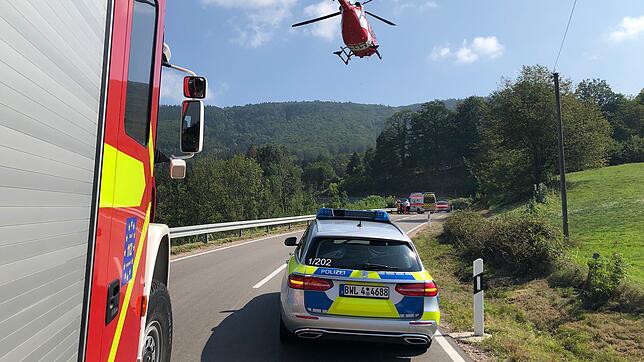 Der Rettungshubschrauber fliegt ein, um den zwischen Wehr und Bergalingen schwer verletzten Motorradfahrer in ein Krankenhaus zu bringen.