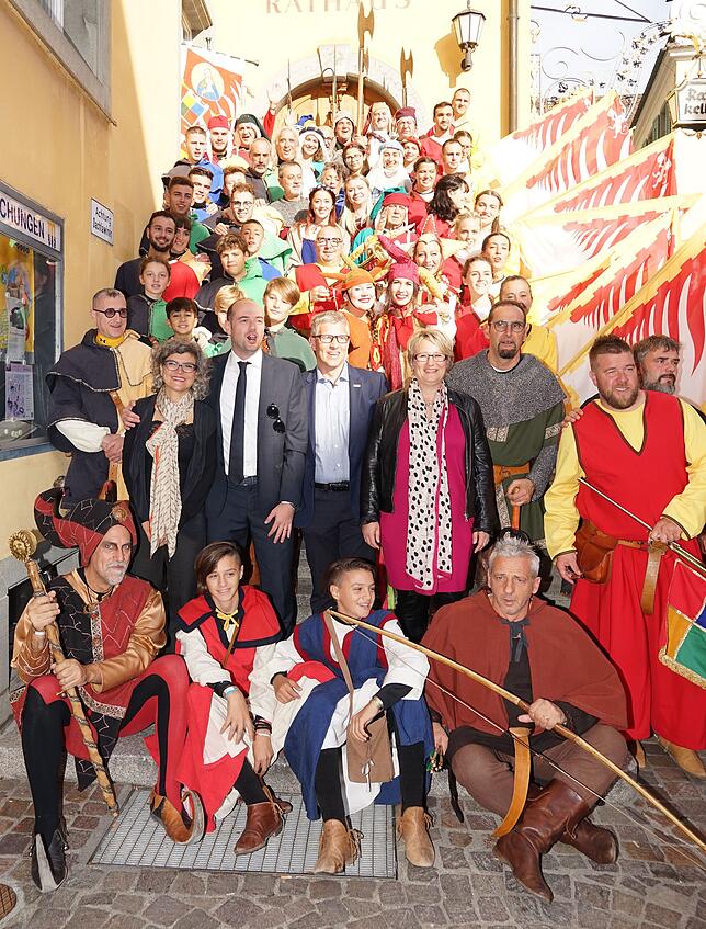 Das obligatorische Bild der Cavalieri auf der Rathaustreppe – hier mit den beiden Bürgermeistern Andrea Marrucci und Robert ...
