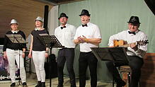 Das Lied &bdquo;Mir duat de Schnaps itt guat&ldquo; von (von links) Simone Walz, Judith Bialk, Dirk Wenzel, Thomas Bialk und Wolfgang ...