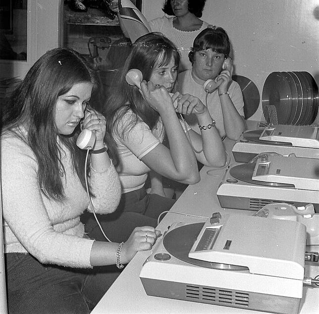 Telefonistinnen beim SÜDKURIER in den 60er- oder 70er-Jahren.