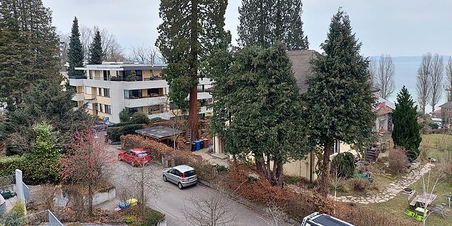 Blick von oben in den Renkenweg: Die Straße ist recht eng. Einige Nachbarn monieren: Der Neubau biete viel zu wenige neue Stellplätze, ...