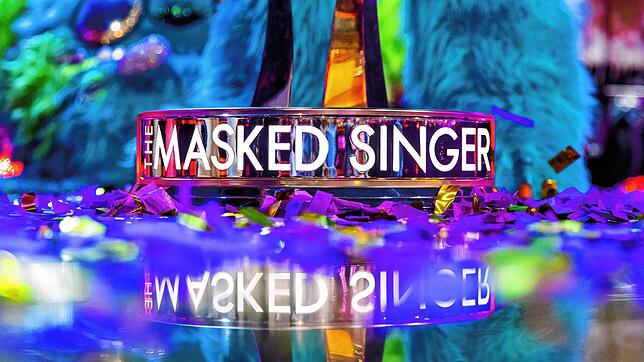&bdquo;The Masked Singer&ldquo; ist auf dem Siegerpokal der Musik-Show zu lesen.