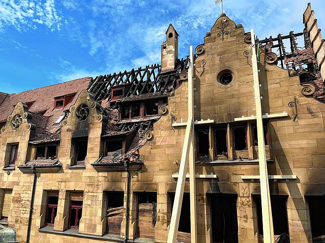 Das Stadlerhaus in Konstanz: Sofort nach der Brandnacht gelang es den Zimmerern von Holz Kopp, die Giebelfassade des niedergebrannten ...
