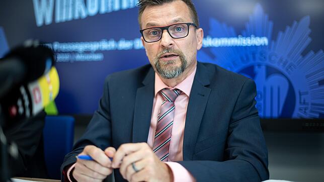 Stefan Pfeiffer, Leiter der Verkehrspolizei Feucht, spricht bei einer Pressekonferenz der Deutschen Polizeigewerkschaft. Der ...