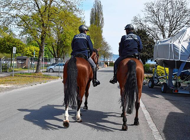 Die Polizisten reiten in Richtung Strandbad.