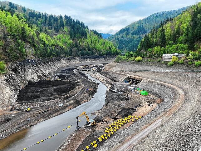 Bild 1: Leerer Stausee von oben: Exklusive Aufnahmen von der Schluchseewerk-Baustelle