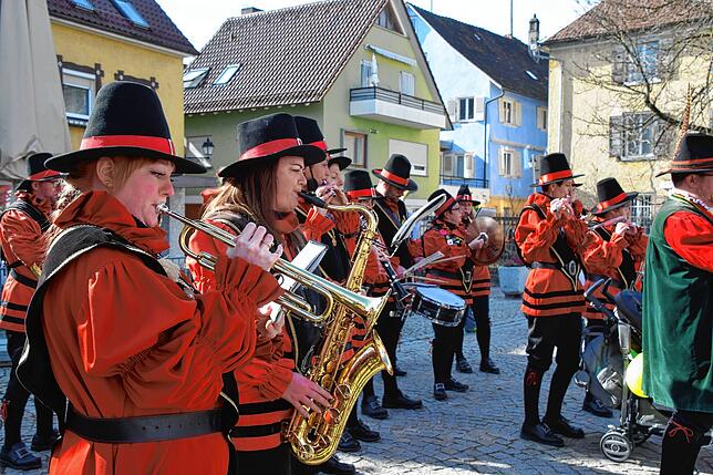 Bild 18: Bilder vom Kindernarrenbaum-Setzen auf dem Gustav-Hammer-Platz in Stockach