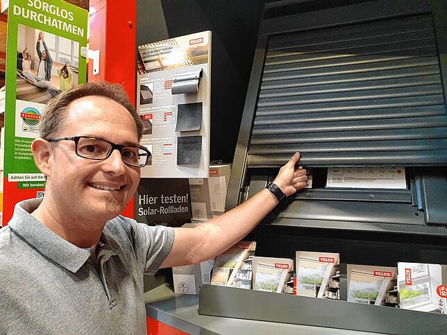 Das ist kein Rollladen fürs Dachfenster. Tobias Bacher erklärt, wie ein solcher Ausatz auf das Dachfenster gleich mehrfach helfen kann.