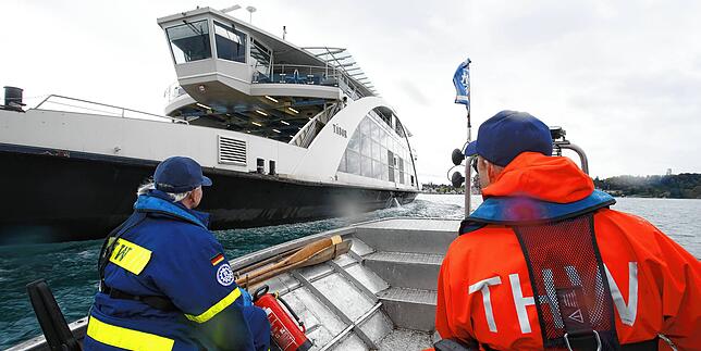 Bild 11: Übung macht den Meister! Deshalb begleiten THW-Boote die Autofähre zwischen Konstanz und Meersburg