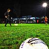 Abendliche Trainingseinheit (hier die A-Jugend des SV Markelfingen) auf dem Nebenrasenplatz der Mettnau. Die Anlage wird zeitgleich mit ...