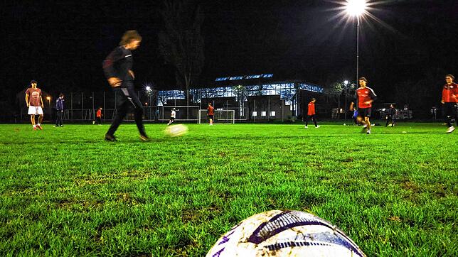 Abendliche Trainingseinheit (hier die A-Jugend des SV Markelfingen) auf dem Nebenrasenplatz der Mettnau. Die Anlage wird zeitgleich mit ...