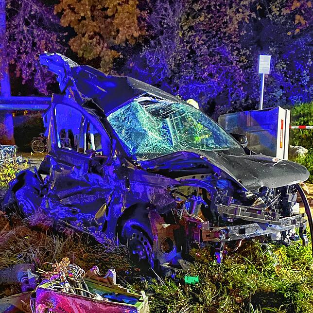 Völlig zerschmettert: der VW Caddy. Die Polizei schätzte den Schaden des Bahnunfalls in einer ersten Mitteilung am späten Dienstagabend ...