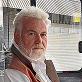 Herbert Grünacher in seiner Fahrerkabine auf dem Gelände von Stadtbus Tuttlingen Klink in Radolfzell. Er hat Spaß an seinem Beruf und ...