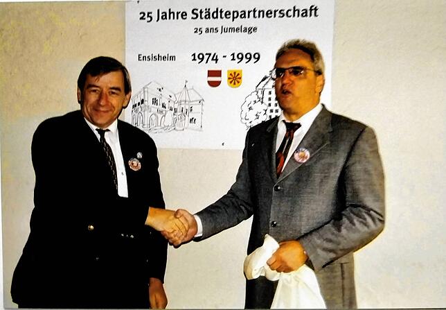 25 Jahre Städtepartnerschaft feiern im Jahr 1999 die beiden Bürgermeister Michel Habig (links) und Bernd Gerber.