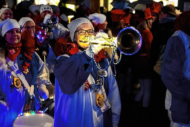 Bild 5: Endlich Fasnet: Glonkis stellen ihre Brunnenfigur auf und eröffnen die Fasnet