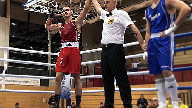 Der Blumberger Christian Fischer (rotes Trikot) bei der Siegerehrung zu seiner ersten Deutschen Meisterschaft.