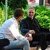 Georg Gänswein (rechts) im literarischen Gespräch mit SÜDKURIER-Kulturchef Johannes Bruggaier.
