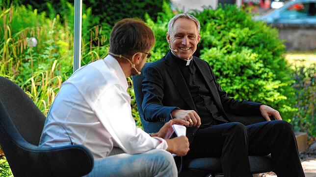 Georg Gänswein (rechts) im literarischen Gespräch mit SÜDKURIER-Kulturchef Johannes Bruggaier.