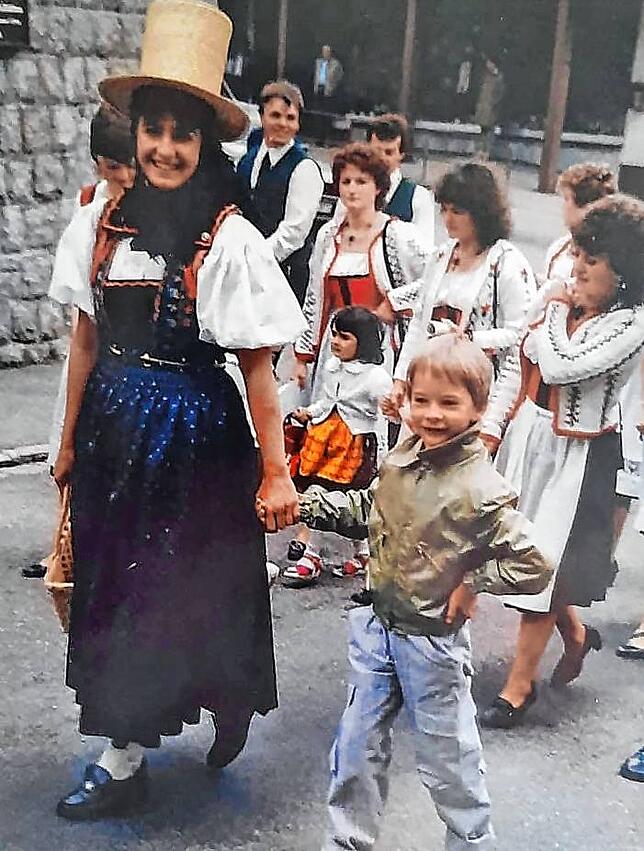 Der kleine Gast neben Elisabeth Wehrle kommt noch als Erwachsener nach Schonach.