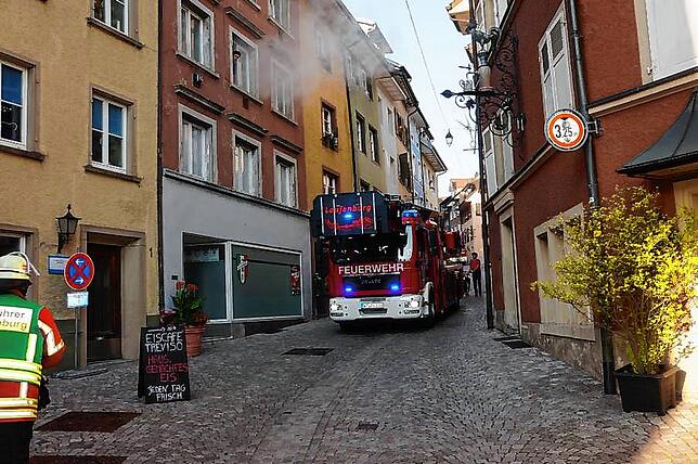 Die Enge der Straßen ist auch im deutschen Laufenburg bei Feuerwehreinsätzen eine große Herausforderung. Unser Bild zeigt die Drehleiter ...