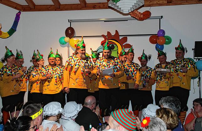 Zum Programmende stießen alle Gaggerer mit „Hennen-Soich“ auf die tolle Auflage 31. bis 33. der Rucksackfasnet an.
