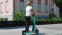 Seit April 2023 gibt es die türkisfarbenen E-Scooter wieder in Friedrichshafen. (Archiv)