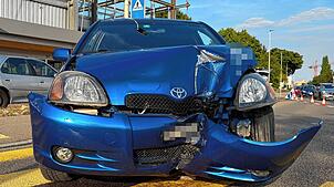 Der Autofahrer musste nach dem Verkehrsunfall am Dienstag, 26. August, ins Krankenhaus gebracht werden.