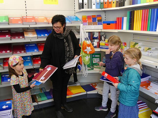 Paula, Katinka und Greta (von links) sind gern zu Besuch im "Bleistift". Inhaberin Manuela Roloff kennt die Vorlieben jedes Kindes genau.