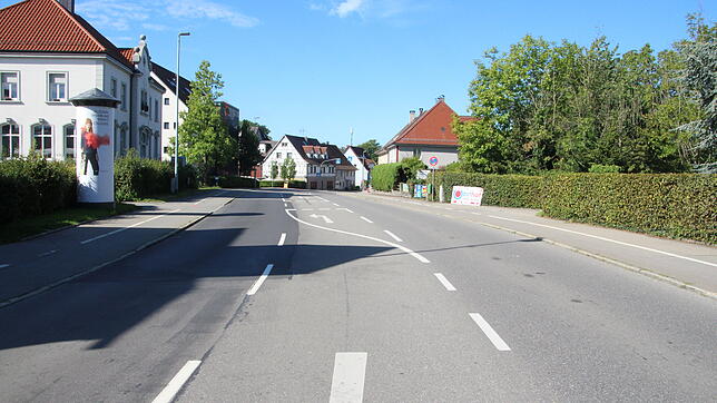 Mitten auf der Ortsdurchfahrt Fischbach stehen. Möglich macht das die Sperrung der B&nbsp;31 zwischen Immenstaad und Friedrichshafen. ...