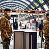 Soldaten der italienischen Armee stehen am Hauptbahnhof in Mailand. Die italienische Regierung hat im Zuge der Coronavirus-Krise ...