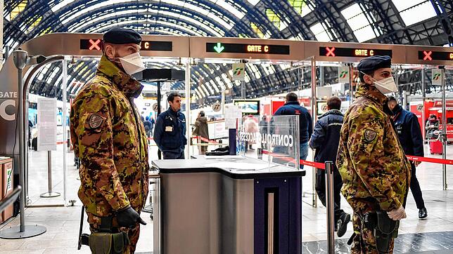 Soldaten der italienischen Armee stehen am Hauptbahnhof in Mailand. Die italienische Regierung hat im Zuge der Coronavirus-Krise ...