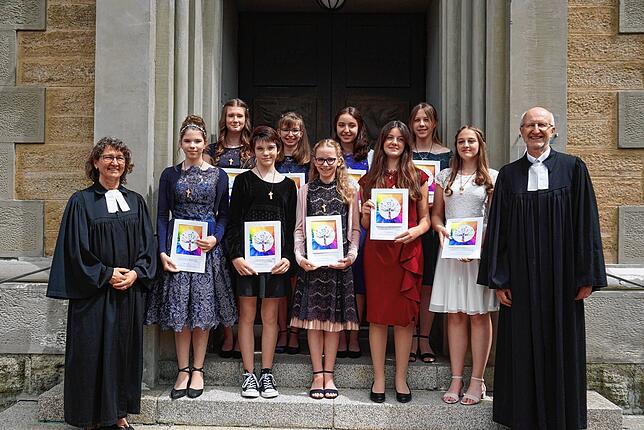 Gemeinsam mit den Pfarrern hatten neun Mädchen kürzlich ihre Konfirmation in der Melanchtonkirche in Stockach. Auf dem Bild stehen ...
