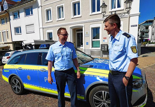 Robin Damast (links) war seit dem 1. Januar 2022 interimsweise Leiter des Markdorfer Polizeipostens, rechts Stephan Stitzenberger, ...