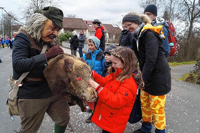 Mancher Narr hat sogar ein Wildschwein im Gepäck.
