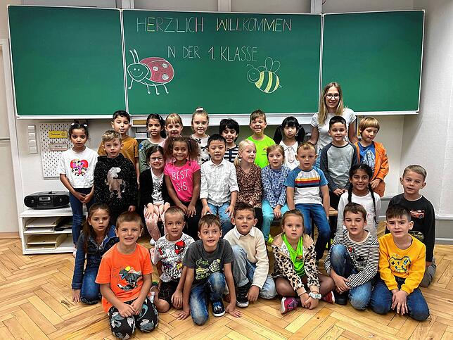Die Klasse 1b der Klosterringschule mit Klassenlehrerin Lisa Falletta.