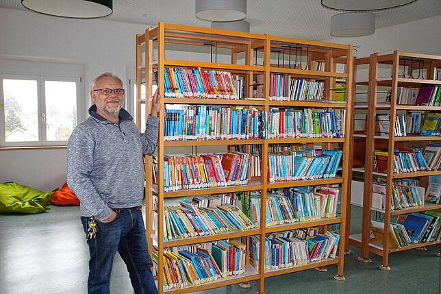 Andreas Geiger zeigt die Schulbibliothek, die jetzt im Obergeschoss untergebracht ist.